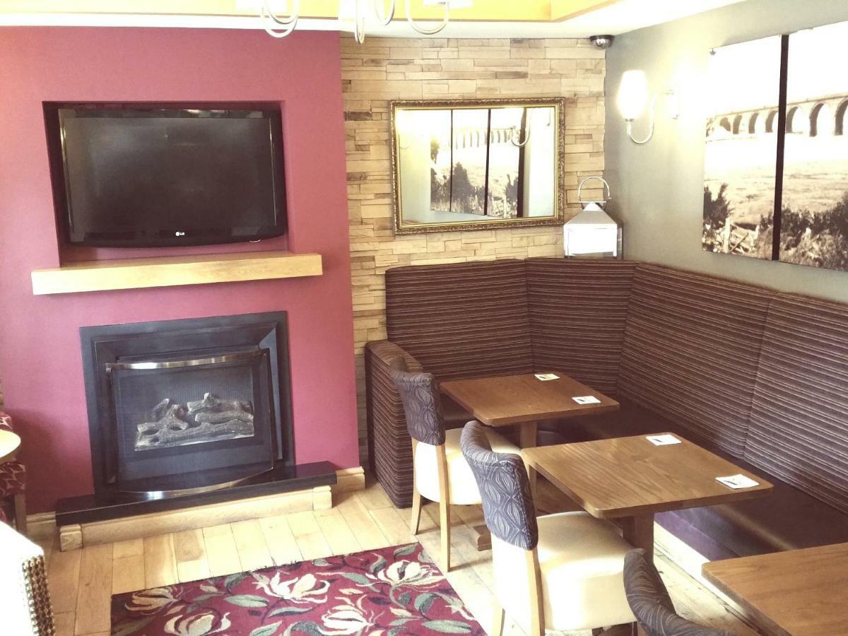 The Fountain Inn Hendy Экстерьер фото